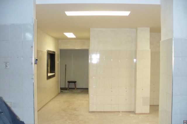 57-chodba před kuchyní s hotovým sádrokartonem stropu.jpg